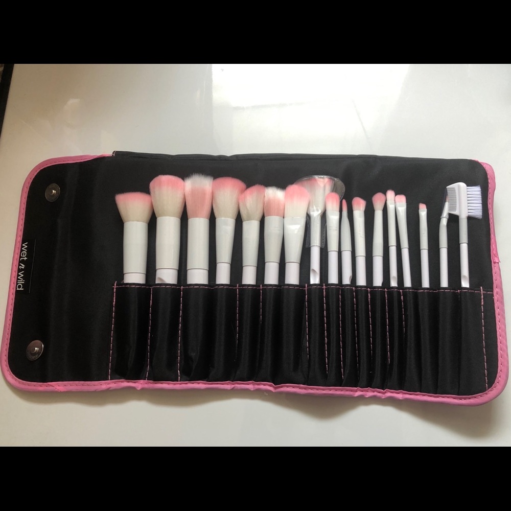 Wet n wild 17 piece brush set